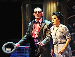 Ozren Bilušić (Don Magnifico), Ning Liang (Angelina - Pepeljuga); HNK u Zagrebu, Gioachino Rossini, Pepeljuga, red. Peter Pawlik, foto: Saša Novković
