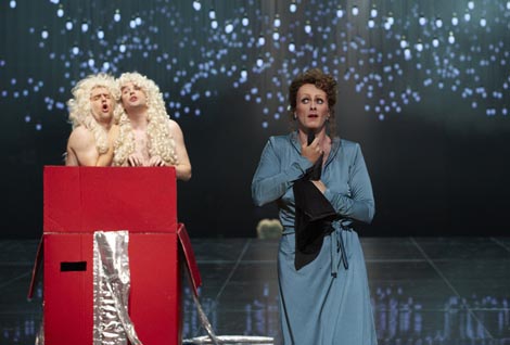 André Morsch (Satir / Kiteron), Cyriul Auvity (Tespis / Merkur), Thomas Walker (Plateja); Opera u Stuttgartu: Jean Philippe Rameau, Plateja (Platée), dir. Ch. Curnyn, red. C. Bieito, foto: A.T. Schaefer