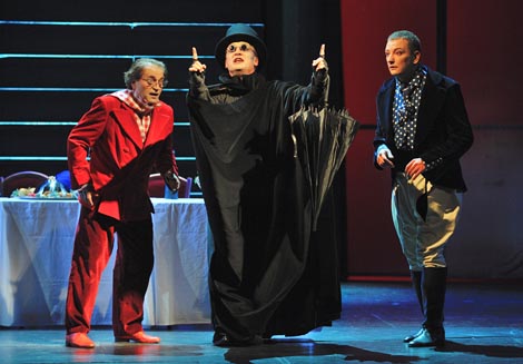 Vitomir Marof (Piet), Zrinko Sočo (Boonekampov tajnik), Ozren Bilušić ((Boonekamp); Hrvatsko narodno kazalište u Zagrebu: Blagoje Bersa, Postolar od Delfta, dir. Ivan Josip Skender, red. Krešimir Dolenčić, foto: Vjekoslav Skledar