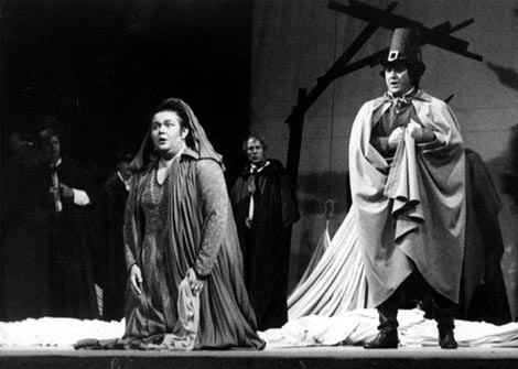 Ivanka Boljkovac (Amelia), Ratomir Kliškić (Anckarström) i zbor Opere – Giuseppe Verdi, Krabuljni ples, HNK Split, premijera 1983.