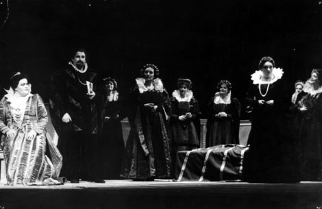 Ivanka Boljkovac (Elizabeta di Valois), Ratomir Kliškić (Rodrigo, markiz Posa), Dunja Vejzović (princeza Eboli) i zbor Opere – Giuseppe Verdi, Don Carlos, HNK Split, premijera 1985.