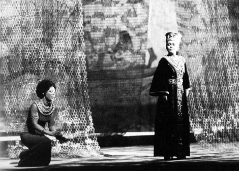Mirella Freni (Aida) i Ruža Pospiš-Baldani (Amneris) – Giuseppe Verdi, Aida, Salzburške svečane igre, 1980.