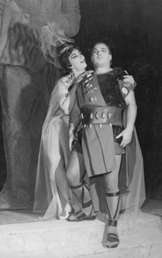 Bianca Bortoluzzi (Dalila) i Attilio Planinšek (Samson); Narodno kazalište Split: Camille Saint-Saëns, Samson i Dalila, dir. Silvije Bombardelli, red. Tomislav Kuljiš, premijera 4. ožujka 1961.