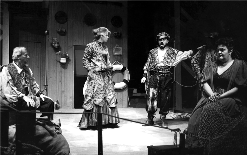 Velimir Zgrablić (Talpa), Sanja Uroić (Frugola), Cvetan Stojanovski (Luigi) i Ivanka Boljkovac (Giorgetta), Giacomo Puccini <em>Plašt</em>, HNK u Osijeku, premijera 26. svibnja 1993.