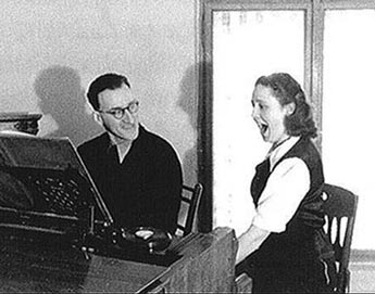 Boris Papandopulo i Srebrenka Jurinac na klavirskom pokusu za operu Sunčanica, 1942.