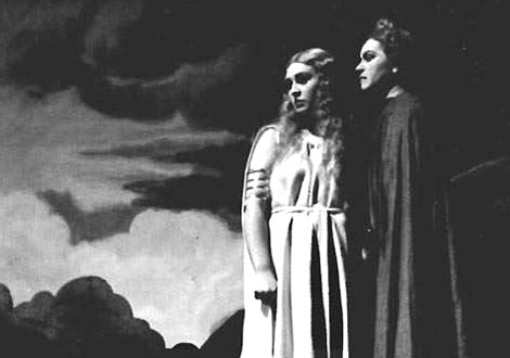 Srebrenka Jurinac (Freia) i Ančica Mitrović (Fricka) – Richard Wagner, Rajnino zlato, Hrvatsko državno kazalište u Zagrebu, 1943., foto: Mladen Grčević