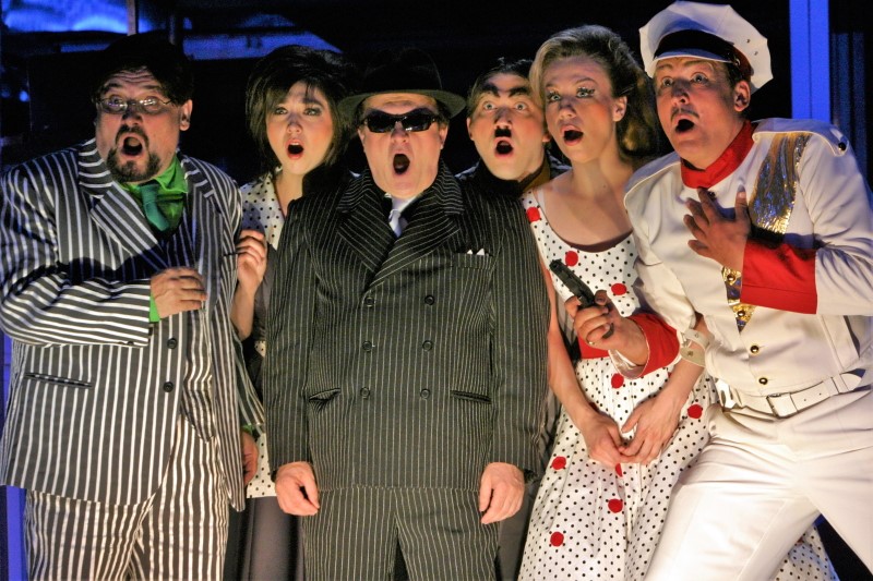 Bojan Šober (Bartolo), Melisa Hajrulahović (Berta), Sotir Spasevski (Figaro), Igor Durlovski (Bazilio), Ana Durlovski (Rozina) i Zrinko Sočo (grof Almaviva) i na obnovi Rossinijeva <em>Seviljskog brijača</em> u Narodnom pozorištu u Sarajevu 7. lipnja 2005.