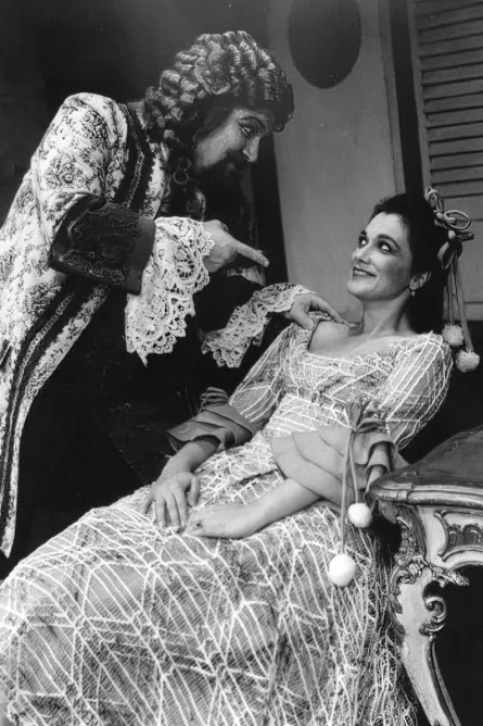 Bojan Šober (Bartolo) i Sofia Ahmed (Rosina), Gioachino Rossini, <em>Seviljski brijač</em>, HNK Ivana pl. Zajca u Rijeci, 1999.