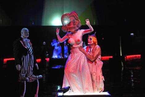 Christoph Stephinger (Hagen), Cornelia Ptassek (Gutruna), Jürgen Müller (Siegfried); Nationaltheater Mannheim, dir. Dan Ettinger, red. Achim Freyer, foto: Hans Jörg Michel