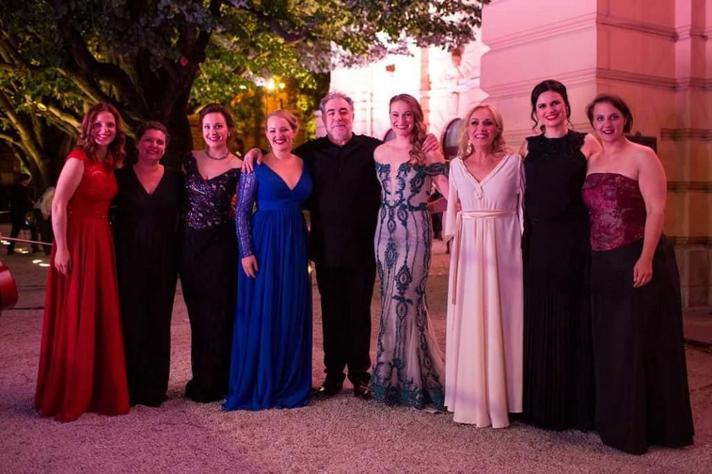 Solisti s maestrom Ivom Lipanovićem nakon tradicionalnog koncerta na otvorenom Opera pod zvijezdama, Zagreb, 2018.