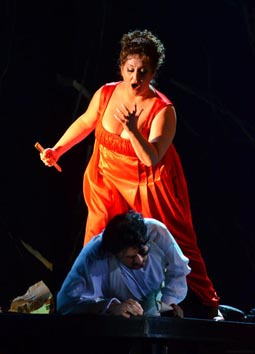 Gabriela Georgieva (Floria Tosca), Luciano Batinić, (Barun Scarpia); Hrvatsko narodno kazalište u Zagrebu: Giacomo Puccini, Tosca, dir. Srboljub Dinić, red. Lorenzo Mariani, foto: © Novković