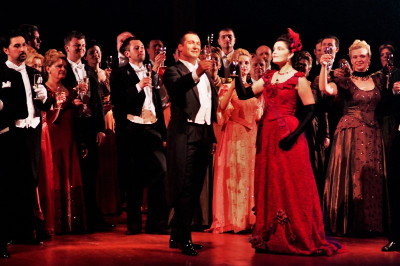 Zrinko Sočo (Alfredo), Adela Golac-Rilović (Violetta) i zbor opere, Giuseppe Verdi <em>Traviata</em>, HNK u Zagrebu, 2. srpnja 2004., proslava 25. obljetnice umjetničkog djelovanja.