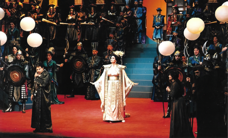 Miro Solman (Calaf), Nelli Manuilenko (Turandot) i ansambl Opere, Giacomo Puccini <em>Turandot</em>, SNG Maribor, 2000. 