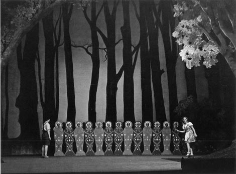 Ivica (Maja Božin), Marica (Vera Grozaj) i Zbor Opere – Engelbert Humperdinck, Ivica i Marica, Hrvatsko državno kazalište, Zagreb, 1943., foto: Mladen Grčević