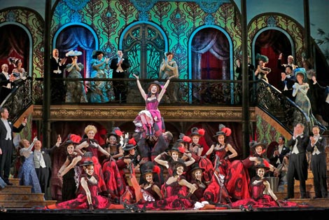 The Metropolitan Opera, New York: Franz Lehár, Vesela udovica, dir. Andrew Davis, red. Susan Stroman