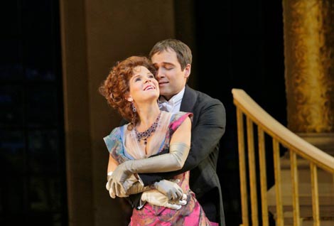 The Metropolitan Opera, New York: Franz Lehár, Vesela udovica, dir. Andrew Davis, red. Susan Stroman