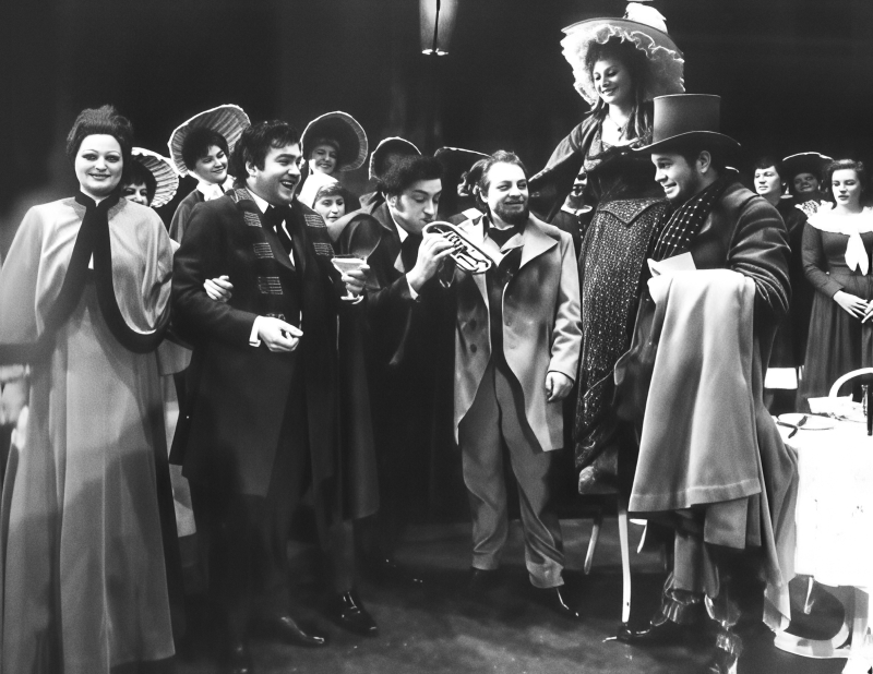 Mirella Toić (Mimì), Viktor Bušljeta (Rodolfo), Marino Sfiligoi (Schaunard), Ferruccio Manzin (Marcello), Jadranka Bijelić (Musetta), Dinko Lupi (Colline) i Zbor Opere, Giacomo Puccini, <em>La Bohème</em>, Narodno kazalište „Ivan Zajc“, Rijeka, 1980.