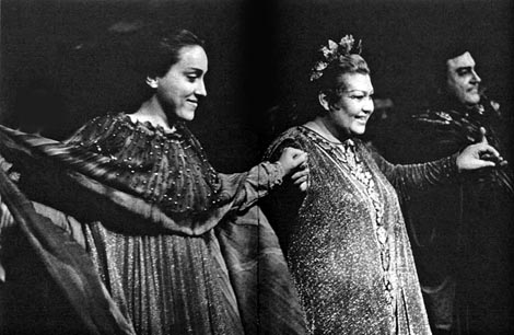 Dunja Vejzović (Adalgisa), Ljiljana Molnar Talajić (Norma), Viktor Bušljeta (Pollione) – Vincenzo Bellini, Norma, HNK u Zagrebu, 4. listopada 1980. – zahvala publici nakon premijere