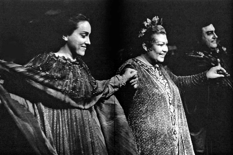 Dunja Vejzović (Adalgisa), Ljiljana Molnar Talajić (Norma), Viktor Bušljeta (Pollione) – Vincenzo Bellini, <em>Norma</em>, HNK u Zagrebu, 4. listopada 1980. – zahvala publici nakon premijere