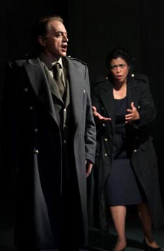 Vitomir Marof (Grof Luna) i Melba Ramos (Leonora) – Giuseppe Verdi: Trubadur, premijera 3. lipnja 2011., HNK u Zagrebu, dir. Robert Homen, red. Andrejs Žagars