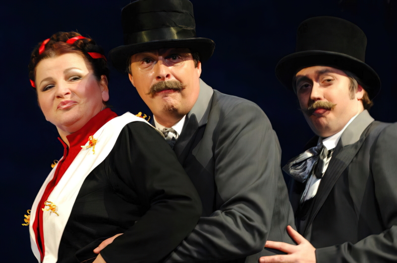 Blaženka Targuš (Šjora Patronila), Vlaho Ljutić (Šijor File) i Robert Adamček (Šjor Dane), Ivo Tijardović <em>Mala Floramye</em>, HNK Osijek, premijera 2011.