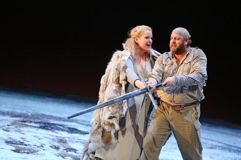 Dara Hobbs (Sieglinde), Frank van Aken (Siegmund); Opera u Frankfurtu: Richard Wagner, Walküra, dir. Sebastian Weigle, red. Vera Nemirova, foto: Wolfgang Runkel