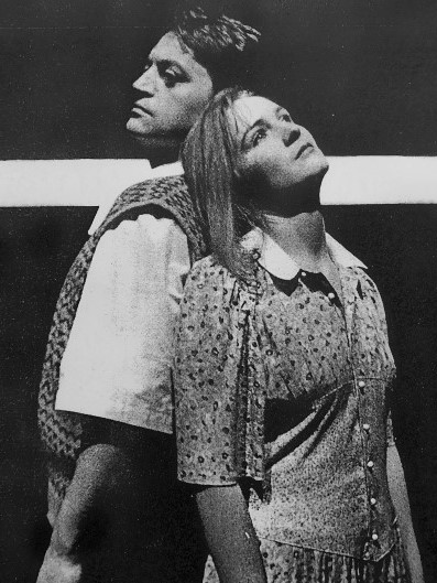 Vitomir Marof (Hans Scholl, tenor) i Lidija Horvat (Sophie Scholl, sopran) u komornoj operi <em>Weiße Rose</em> (<em>Bijela ruža</em>) Uda Zimmermanna na premijeri u SNG-u u Mariboru 1991.