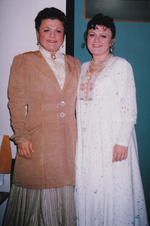 Neda Martić (Larina) i Željka Martić (Tatjana) u garderobi prigodom izvedbe <em>Evgenija Onjegina</em> Petra Iljiča Čajkovskog, HNK u Zagrebu, 1998.