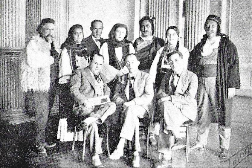 Stvaraoci zagrebačke premijere Gotovčeve <em>Morane</em>, 1931. godine. Sjede: Aleksandar Binički (redatelj), Jakov Gotovac (autor i dirigent), Ahmed Muradbegović (libretist). Stoje: Rudolf Bušek (Gojen), Ludmila Radoboj (Gorava), Marijan Trepše (scenograf), Lucija Ožegović (Govedarka), Mario Šimenc (Bojan), Vilma Nožinić (Morana), Aleksandar Griff (Njegovan).