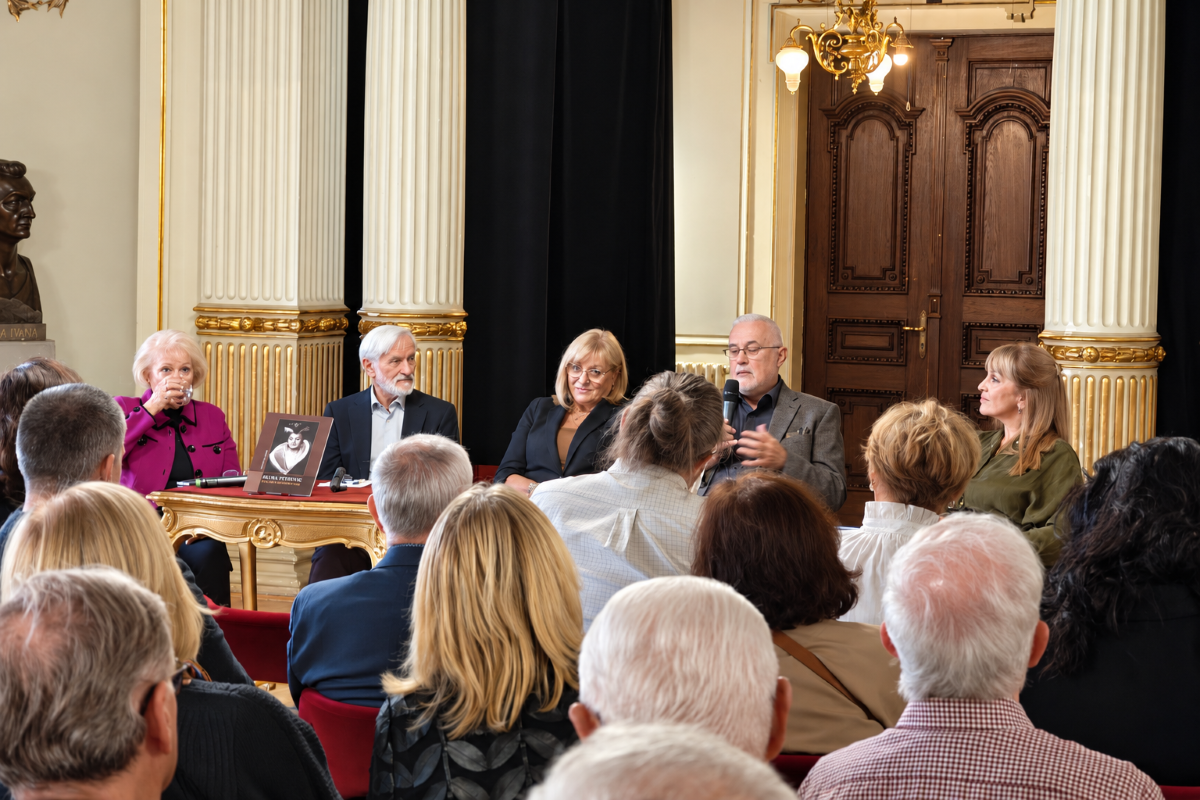 Mirjana Bohanec-Vidović, Boris Senker, Milana Stilinović Sabljić, Davor Schopf i Martina Gojčeta Silić na promociji monografije u foajeu HNK-a u Zagrebu, 25. listopada 2026.