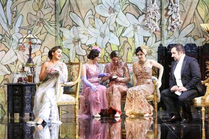 Lana Kos (Magda), Zbor Opere i Ljubomir Puškarić (Rambald) na premijernoj izvedbi <em>Lastavice</em> u HNK-u u Zagrebu, 21. listopada 2021. 